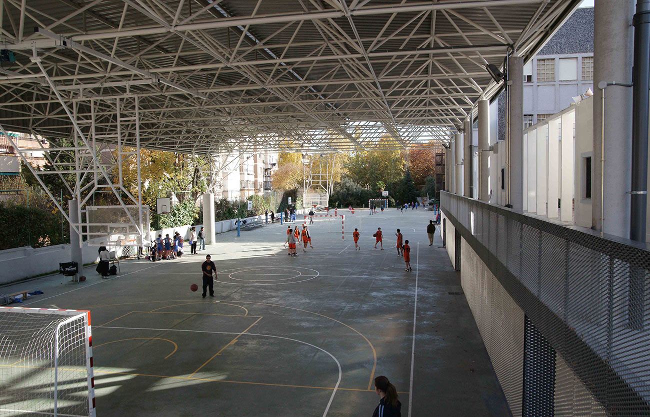 Porche multifuncional. Colegio Santa Catalina de Sena. Madrid
